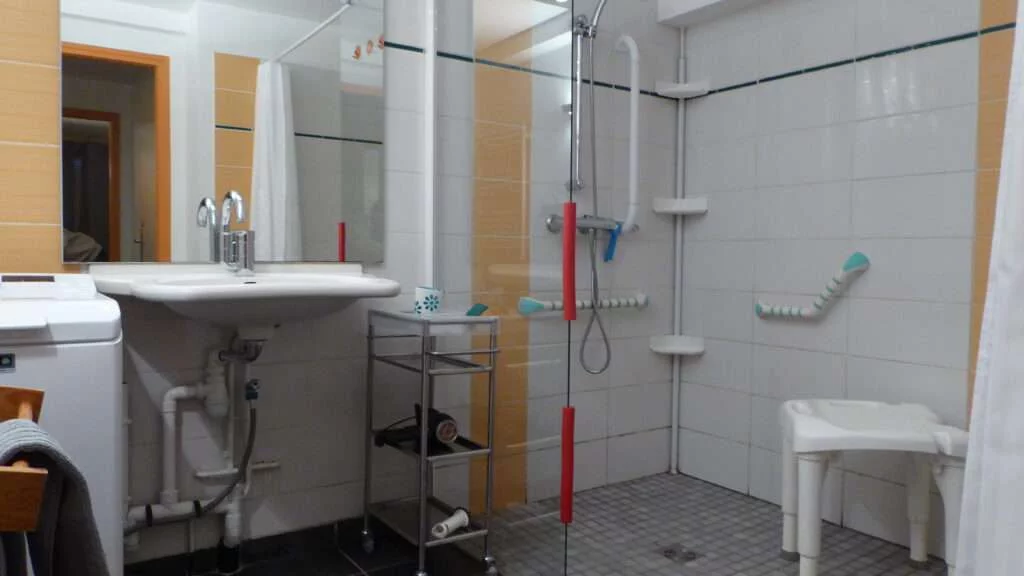 salle d'eau avec siège mobile